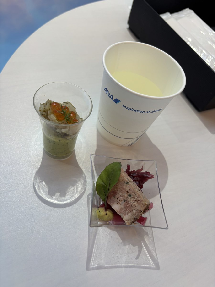 koala_rakko18's tweet photo. 整理券GETしてANAの新シート体験会に行ってきた🙋♂️
新しいプレエコが地味にすごい!
国内線プレミアムクラスと遜色ないくらい快適で感動した☺️✨
海外いこー✈️
機内食の試食も美味しかったです!
#ANA #THERoomFX #東京ミッドタウン https://t.co/TGJxIUpA3W