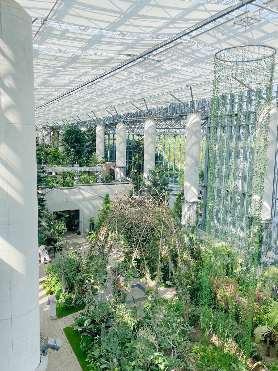 兵庫県立淡路夢舞台公苑温室
あわじグリーン館
エリアごとにテーマの違う広い温室は座ってゆっくり観賞できるスペースもあって1日居られます。洗練された建物と華やかな展示が見応え抜群。