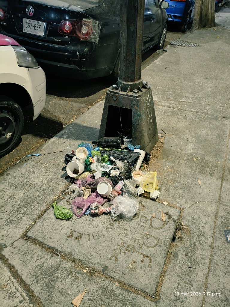 SauloImx's tweet photo. Chihuahua 50 Roma Nte @AlcCuauhtemocMx. @AlessandraRdlv @pcacuauhtemoc @Territorial_RHC  Autoridades omisas, negligentes y simuladoras sumado a gente sucia, ignorante e irresponsable: pésima combinación. Este porquerillero lleva semanas. Mucha de la basura son bolsas con caca de perro. URGE campaña de concientización sobre la tenencia responsable de perros y el cumplimiento de la Ley de Cultura Cívica de la CDMX.
@LaRomaMex @LaRomaDF @RomaNorte2 @romanorte_9 @centro_alcaldia @Cocove_MX @locatel_mx
