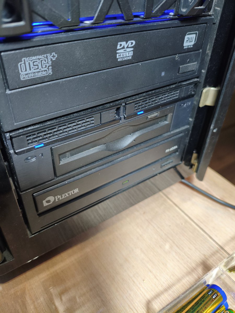 sugippe_work's tweet photo. メインPCのアップグレードを行った
2年以上前に購入して放置してたM.2スロットを６つのSATAコネクタに変換するカードと6本SATA束ねたケーブル
これを取りつけた
全くトラブルなくすんなり認識。手持ちに認識させる物が無くジャンクHDD２つ接続した
故障HDDなんで注意エラーでるが認識成功！ https://t.co/sYCvONE9tc