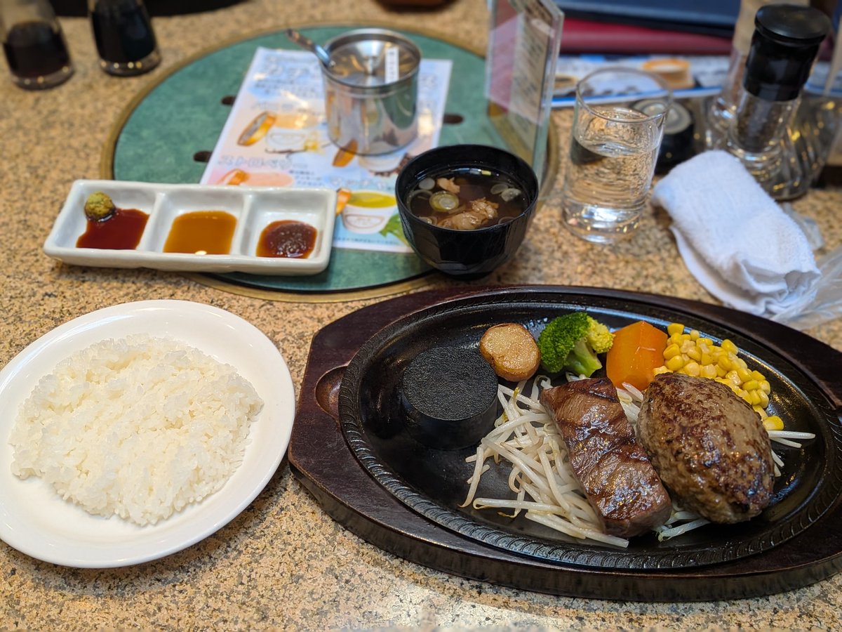 Huekata's tweet photo. 社員旅行1日目昼食！
あ・かうはーど さんでステーキ＆ハンバーグのセット🐮
和牛柔らかいし、肉汁凄いし美味すぎでした！
#社員旅行
#あ・かうはーど
#笛方の飯 https://t.co/Ndi6z5KCg4