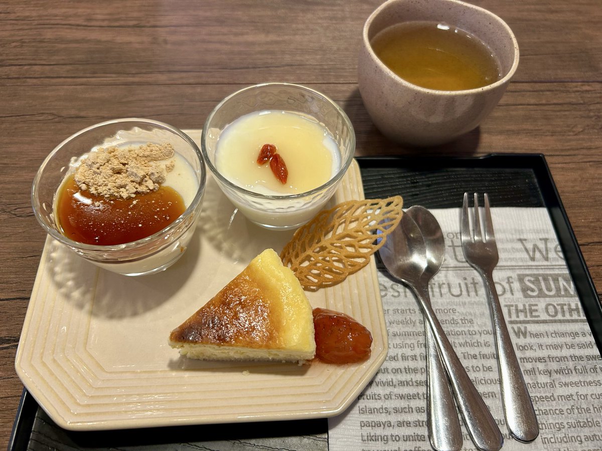MieAlba's tweet photo. 久々にWHITE BASEさん🍽️
日替りで変わる定食と
デザート🍰
何を食べても美味しい😋
武川米
炊き方抜群の美味しいご飯🍚糠漬け🥒にお味噌汁♡
デザートは欲張って3種
豆乳プリン🍮
杏仁豆腐
ベイクドチーズ🍰
美味しい定食
ご馳走様でした🙏
ワンコ店内🆗🐶嬉しい〜
#WHITEBASE
#ホワイトベース https://t.co/ez9lUCdjJ6