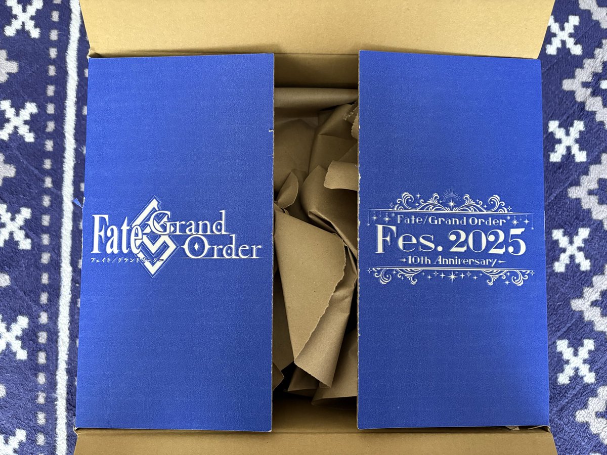 Mga2486's tweet photo. フェスのグッズ届いた！箱からFGO仕様でめちゃくちゃテンション上がった！
今年も開催されたら是非とも行きたい！！
 #FGOフェス2025 https://t.co/F1PTCkr1EP