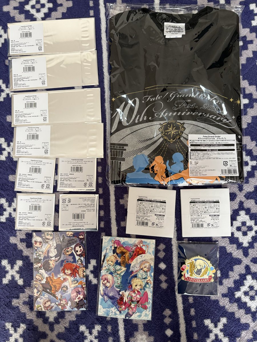 Mga2486's tweet photo. フェスのグッズ届いた！箱からFGO仕様でめちゃくちゃテンション上がった！
今年も開催されたら是非とも行きたい！！
 #FGOフェス2025 https://t.co/F1PTCkr1EP