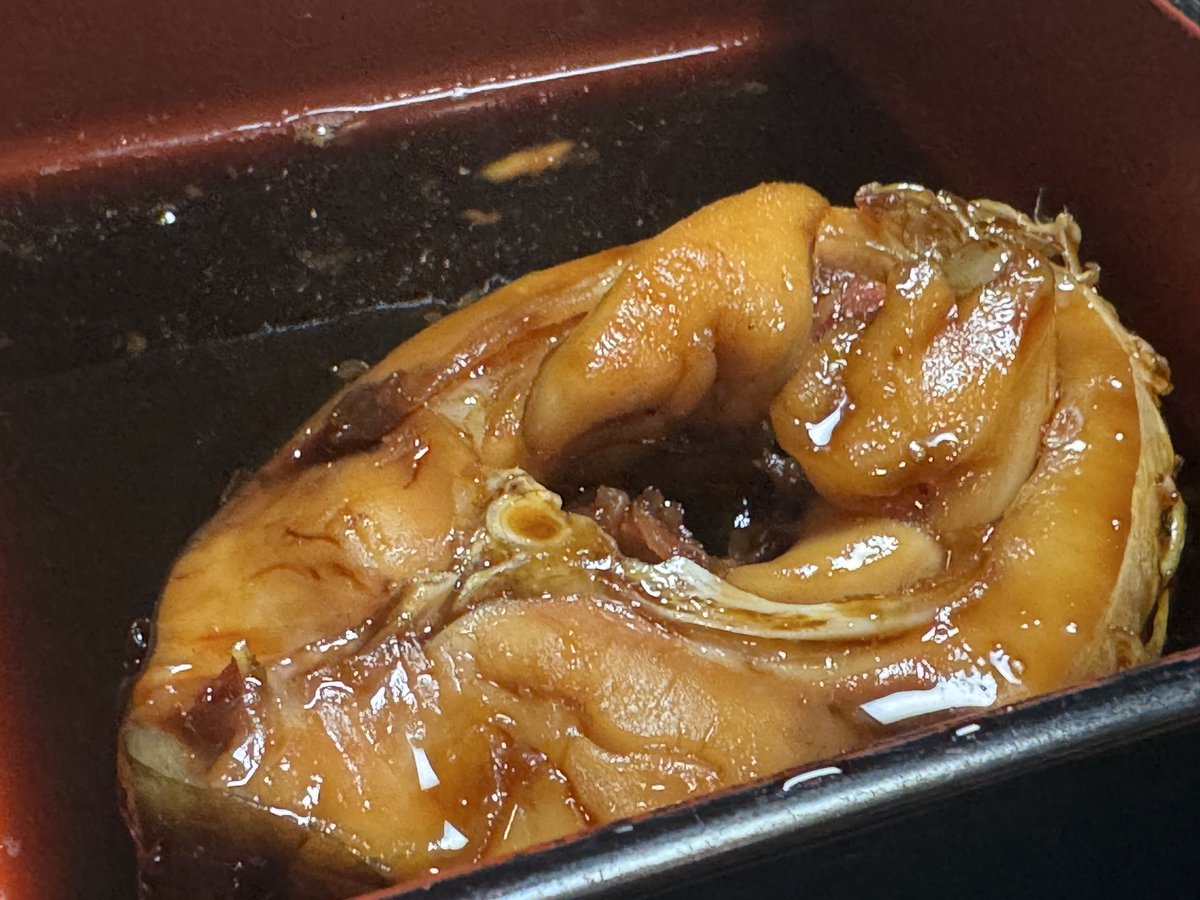 HelloKaruizawa's tweet photo. 佐久ホテルで外来ランチ。ご当地食材の鯉、特に旨煮を食べるならここ一択ではないだろうか。

創業1428年の信州最古の宿。江戸時代から280年継ぎ足し続けている秘伝のタレ。泥臭さなど全く感じずただただ深い旨みと歴史を味わえました。

しかも個室とか…ランチタイム、穴場です🐟 https://t.co/oFo6lYi7tb