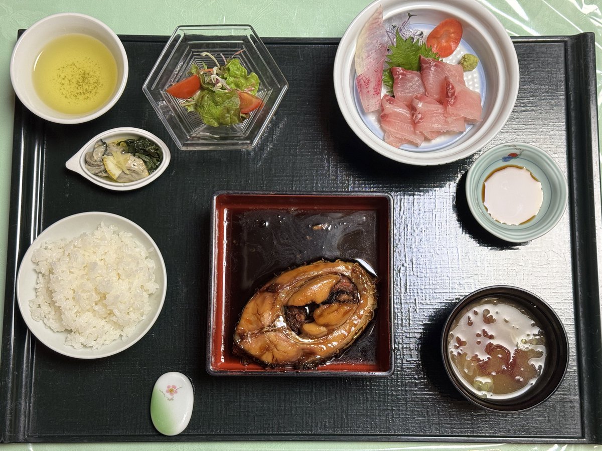 HelloKaruizawa's tweet photo. 佐久ホテルで外来ランチ。ご当地食材の鯉、特に旨煮を食べるならここ一択ではないだろうか。

創業1428年の信州最古の宿。江戸時代から280年継ぎ足し続けている秘伝のタレ。泥臭さなど全く感じずただただ深い旨みと歴史を味わえました。

しかも個室とか…ランチタイム、穴場です🐟 https://t.co/oFo6lYi7tb