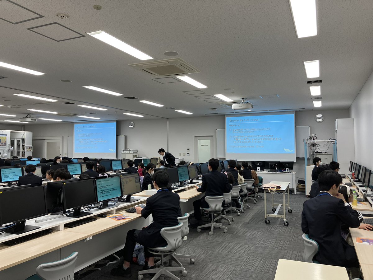 #STEAM プログラム「 #Scratch でデジタルマスター！」講座始まりました。
#芝浦工大附属中高 の #電子技術研究部 の部員たちがマンツーマンでやさしく教えています。
 #女子向けプログラム #プログラミング #公開講座 #芝浦工業大学