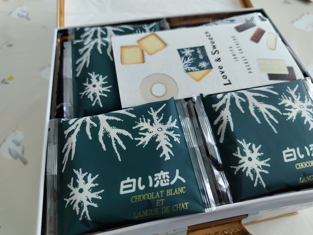nekoshi01's tweet photo. 白い恋人パークにて、ゴールデンカムイの缶売ってた🥇

ホワイトデーで販売初日ということで混み合ってたけど、数はまだまだありそう。
チョコが美味い🍫
#ゴールデンカムイ
#白い恋人パーク https://t.co/4zbsOX2Pjn