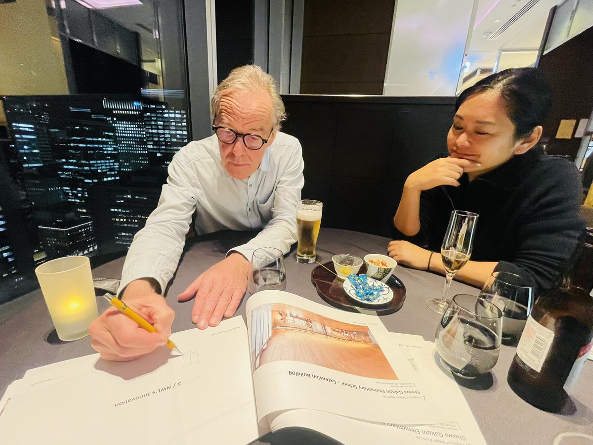 TakuyaOba's tweet photo. 【ヘルマン・カウフマンさん と 森みわさん との木造談議 】

先日、現代木造建築の巨匠であるヘルマン・カウフマン（Hermann Kaufmann）さんが来日され、森みわさんのご調整により、2時間にわたる非常に濃密な対話の時間を過ごすことができました。

実は昨年末、インスブルックで開催された「IHF Congress」のエピローグセッションでご一緒する予定だったのですが、カウフマンさんは当時キリマンジャロ登山の真っ最中。現地で所員の方に「カウフマンさんによろしくお願いします」とお伝えした一言が、巡り巡って今回の日本での再会を呼び寄せてくれました。

Nikken Wood Labの仕事を共有しながら、欧州と日本の木造の現在地を対比させた時間は、僕にとって「学びの解像度」が一段上がる、極めて重要なひとときとなりました。そのメモを共有させていただきます。

1. 「独自技術」と「オープンソース」の狭間で
欧州と日本の市場構造の違いは、非常に興味深いものでした。
・システムの差： 欧州では「Rothoblaas」のようなオープンな接合システムが普及し、エンジニアや大工が自由に選択できる環境があります。一方、日本では各社が独自技術を磨くものの、それが標準化（オープン化）されにくいという課題が見えてきました。
・プレファブリケーションの在り方： 大規模なロボット工場よりも、小規模な工務店が3Dモデルを駆使し、産業界からプレカットを購入して製造する「分散型」の仕組みが、これからのリアリティだと。

2. 「F1」としての技術開発、そして「街」への実装
高層木造建築への挑戦についても議論が及びました。
・技術の民生化： 高層化への挑戦は、いわば「F1」のようなもの。過酷な条件下での技術実証が、やがて一般の建築（乗用車）へとフィードバックされる。軍事技術からGPSが生まれたように、高度な技術をいかに「適切な規模」に落とし込めるかが鍵となりそうです。

・経済的な最適解： 結局のところ、4〜5階建ての中規模建築が最も便利で経済的。無理な高層化を目指すのではなく、その技術をいかに普及帯に広げるかが重要です。

今回の対話で最も印象に残ったのは、「日本の伝統建築は、すでに木の言語を理解していた」という視点です。
かつてコンクリートの登場によって、木造の弱点であった「水」の問題が解決されたかのように見えました。しかし現代の僕たちがすべきは、コンクリートのコピーを作ることではありません。 1000年以上続く寺社建築が証明している「物理的なルール」や「木の守り方」を歴史から学び直し、現代の技術で再構築すること。

カウフマンさん、森さん、たくさんの学びと刺激的な時間を本当にありがとうございました。
またご一緒できますこと、心待ちにしております。