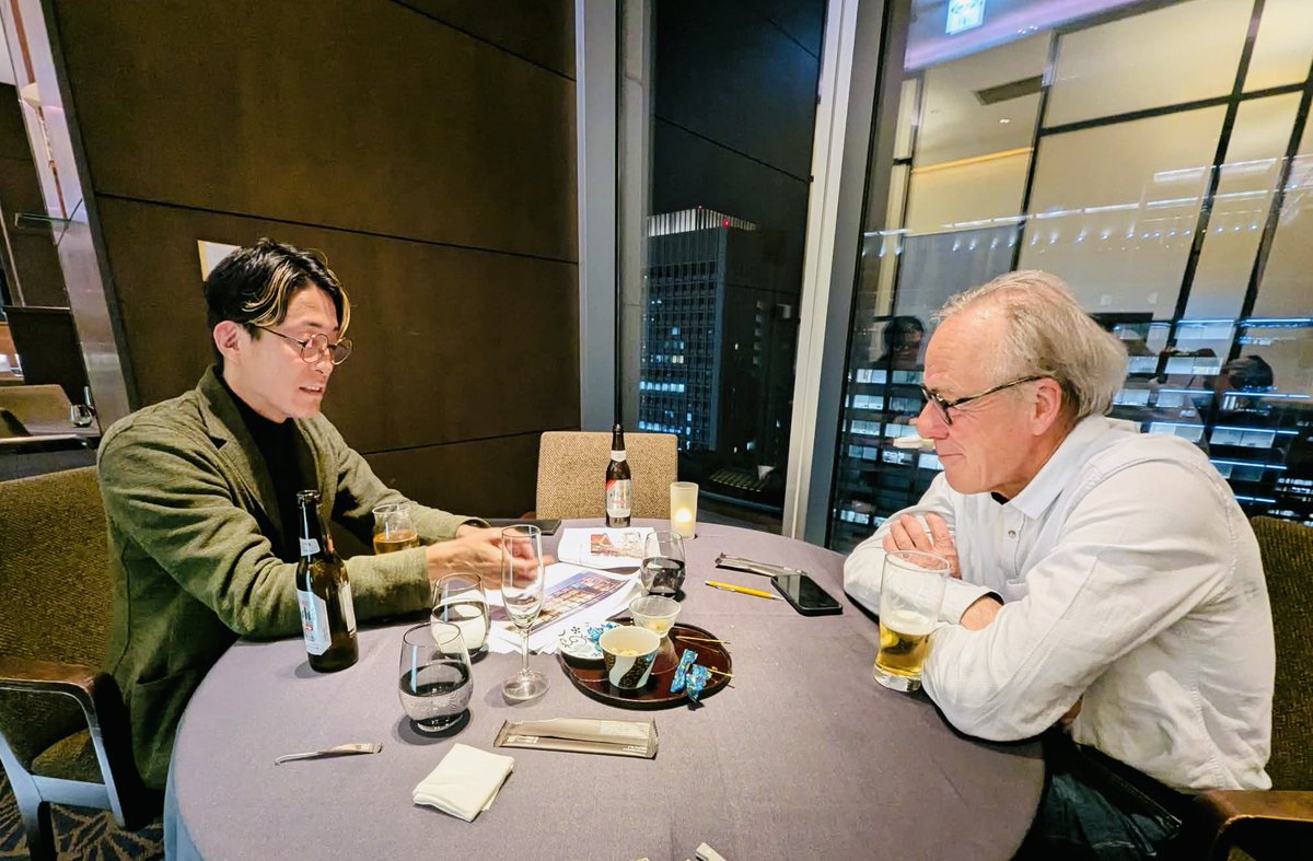 TakuyaOba's tweet photo. 【ヘルマン・カウフマンさん と 森みわさん との木造談議 】

先日、現代木造建築の巨匠であるヘルマン・カウフマン（Hermann Kaufmann）さんが来日され、森みわさんのご調整により、2時間にわたる非常に濃密な対話の時間を過ごすことができました。

実は昨年末、インスブルックで開催された「IHF Congress」のエピローグセッションでご一緒する予定だったのですが、カウフマンさんは当時キリマンジャロ登山の真っ最中。現地で所員の方に「カウフマンさんによろしくお願いします」とお伝えした一言が、巡り巡って今回の日本での再会を呼び寄せてくれました。

Nikken Wood Labの仕事を共有しながら、欧州と日本の木造の現在地を対比させた時間は、僕にとって「学びの解像度」が一段上がる、極めて重要なひとときとなりました。そのメモを共有させていただきます。

1. 「独自技術」と「オープンソース」の狭間で
欧州と日本の市場構造の違いは、非常に興味深いものでした。
・システムの差： 欧州では「Rothoblaas」のようなオープンな接合システムが普及し、エンジニアや大工が自由に選択できる環境があります。一方、日本では各社が独自技術を磨くものの、それが標準化（オープン化）されにくいという課題が見えてきました。
・プレファブリケーションの在り方： 大規模なロボット工場よりも、小規模な工務店が3Dモデルを駆使し、産業界からプレカットを購入して製造する「分散型」の仕組みが、これからのリアリティだと。

2. 「F1」としての技術開発、そして「街」への実装
高層木造建築への挑戦についても議論が及びました。
・技術の民生化： 高層化への挑戦は、いわば「F1」のようなもの。過酷な条件下での技術実証が、やがて一般の建築（乗用車）へとフィードバックされる。軍事技術からGPSが生まれたように、高度な技術をいかに「適切な規模」に落とし込めるかが鍵となりそうです。

・経済的な最適解： 結局のところ、4〜5階建ての中規模建築が最も便利で経済的。無理な高層化を目指すのではなく、その技術をいかに普及帯に広げるかが重要です。

今回の対話で最も印象に残ったのは、「日本の伝統建築は、すでに木の言語を理解していた」という視点です。
かつてコンクリートの登場によって、木造の弱点であった「水」の問題が解決されたかのように見えました。しかし現代の僕たちがすべきは、コンクリートのコピーを作ることではありません。 1000年以上続く寺社建築が証明している「物理的なルール」や「木の守り方」を歴史から学び直し、現代の技術で再構築すること。

カウフマンさん、森さん、たくさんの学びと刺激的な時間を本当にありがとうございました。
またご一緒できますこと、心待ちにしております。