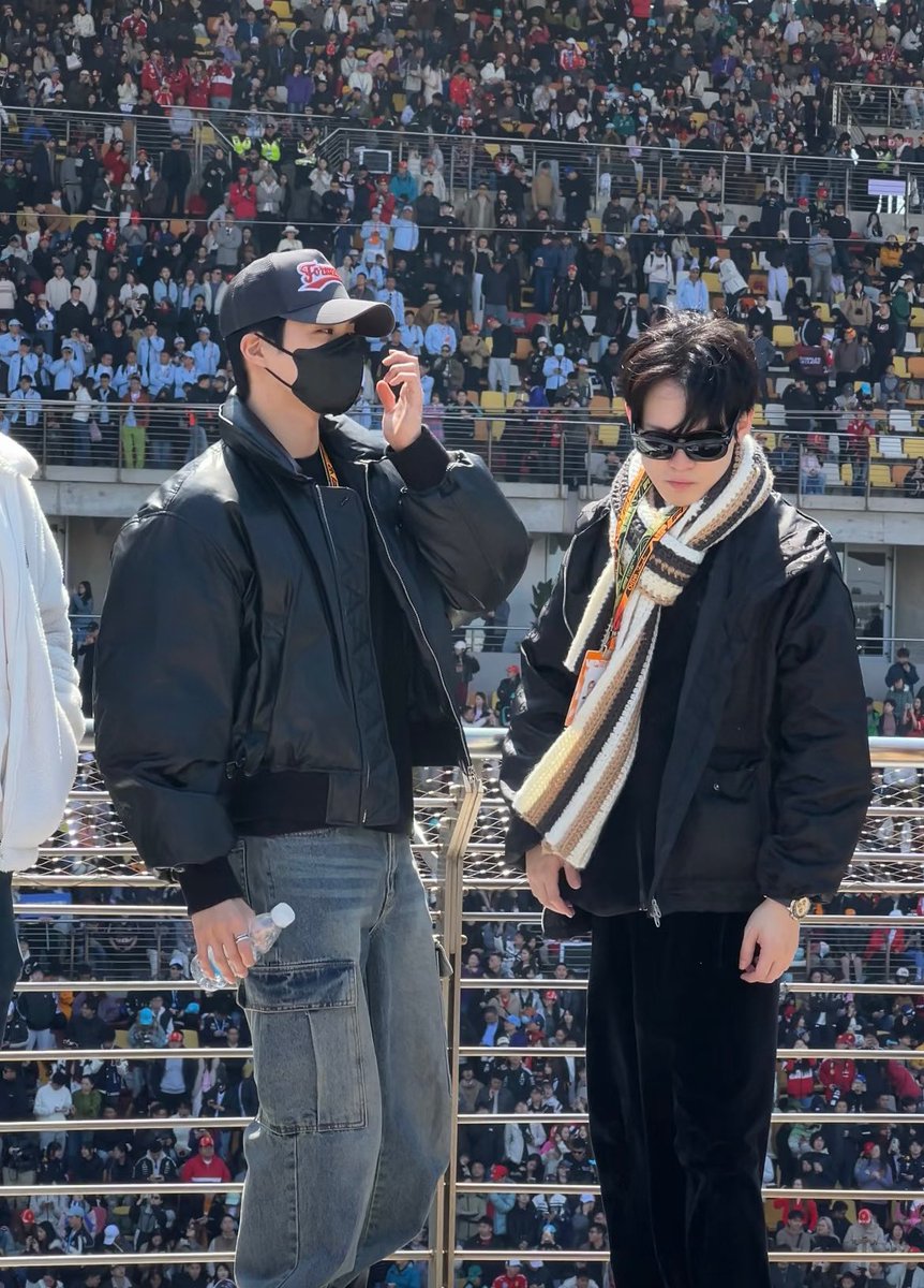 JENOname423's tweet photo. 제노 마뗑킴 점퍼 너무 잘 어울림 앙 😍🖤 https://t.co/E2TZlB9wiC