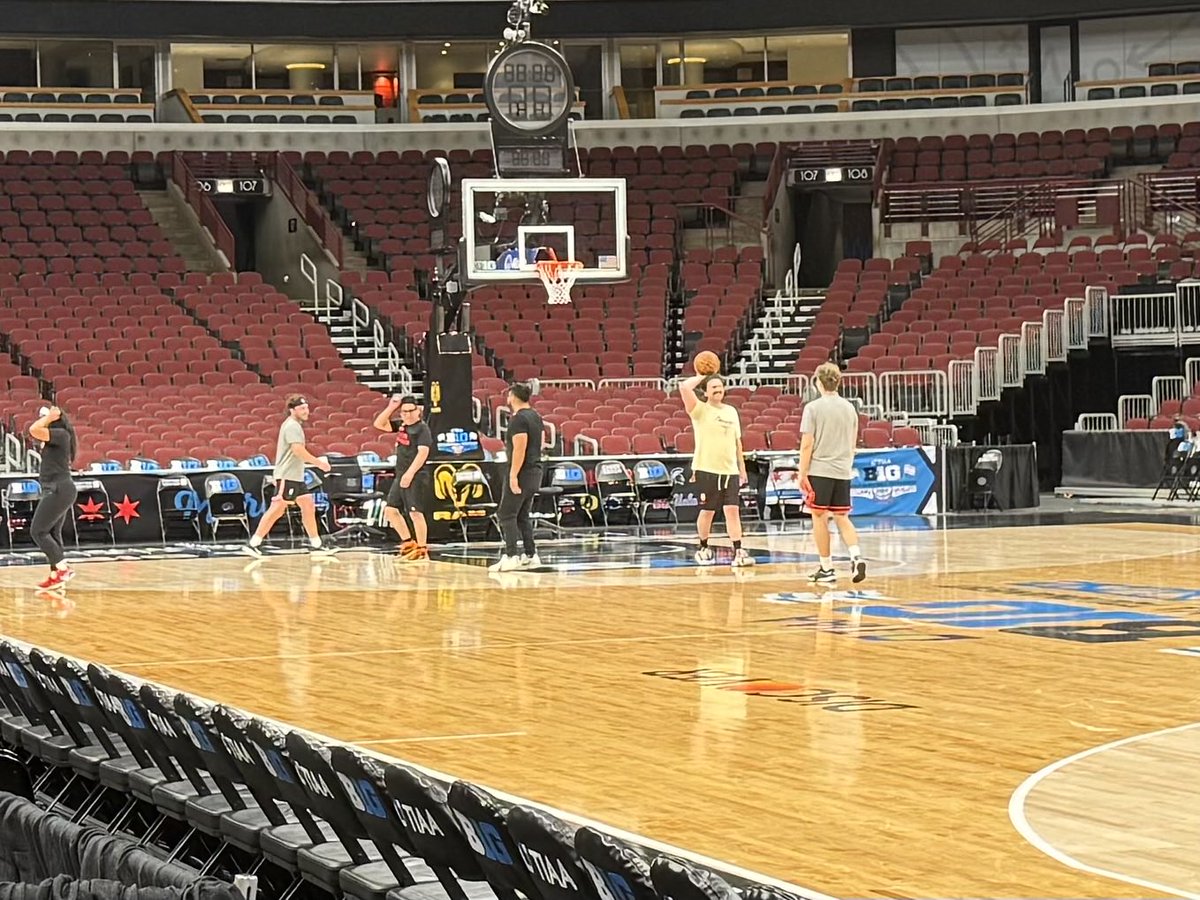 SethDavisHoops's tweet photo. I have no idea who they are but these youngsters playing three on three in an empty United Center are living their best lives! https://t.co/NJ6eY1REfS