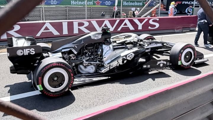 Nachez98's tweet photo. ‼️ ¡¡¡Así ha quedado el Cadillac de Checo Pérez!!!

🤯 Se le ha volado la tapa motor por completo

#F1 #ChineseGP 🇨🇳 https://t.co/76UvWfQuKa