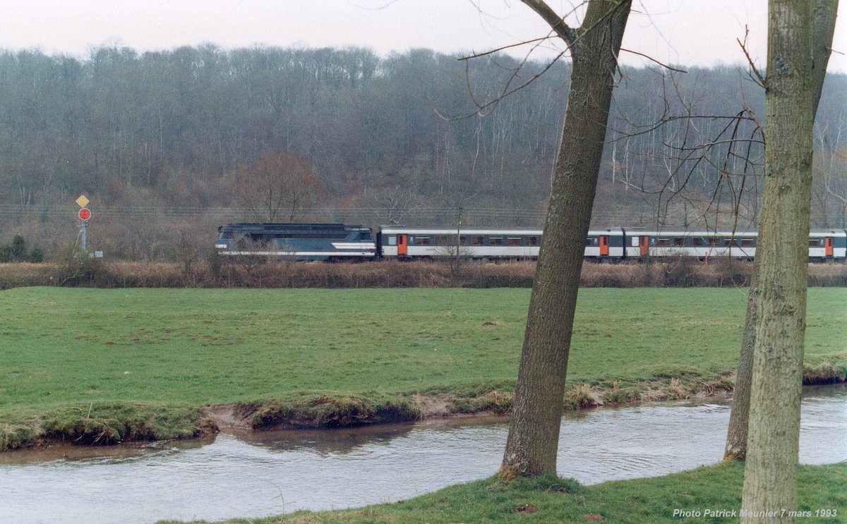 CheminsdeFerTC's tweet photo. =>#BB67000 ou =>#BB67400 amenant un Corail de Paris-Saint-Lazare à Dieppe en 03-93 alors que le tracé de la ligne emprunte la vallée de la Scie.
📷Patrick Meunier, source : le FB "Trains d'autrefois". https://t.co/cdiskT1EuD