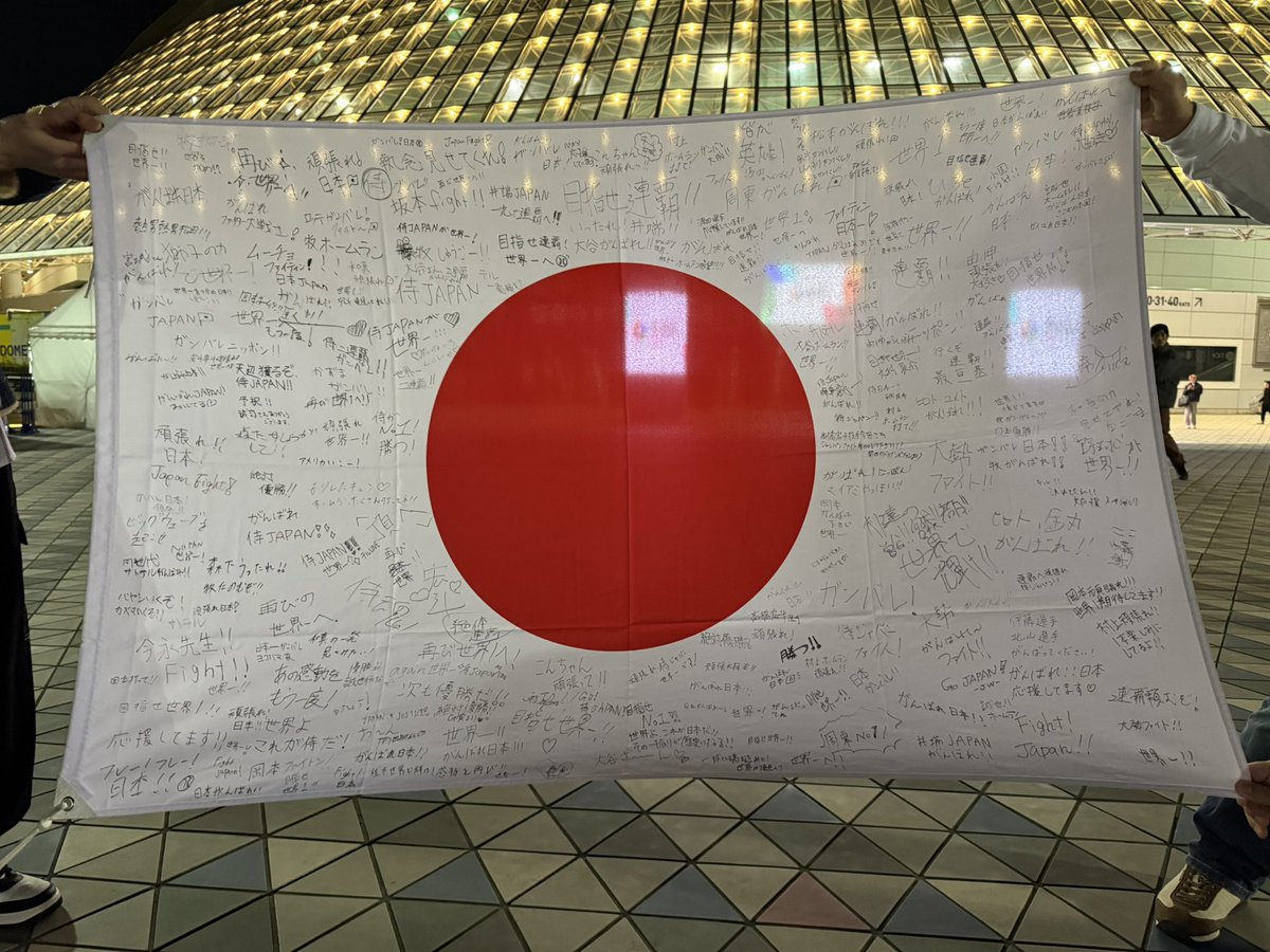 djplex_stock's tweet photo. 【御礼】
宮崎、名古屋、東京で開催された #侍ジャパン シリーズ、及び #WorldBaseballClassic プールCで、国旗に寄せ書きを書いていただいた皆様、本当に、本当に���りがとうございました。

皆様の想いがこもった国旗と共にマイアミに着きました。明日、決戦の地、ローンデポパークへ

#wbc
#wbc2026 https://t.co/8M4OkRxI0C
