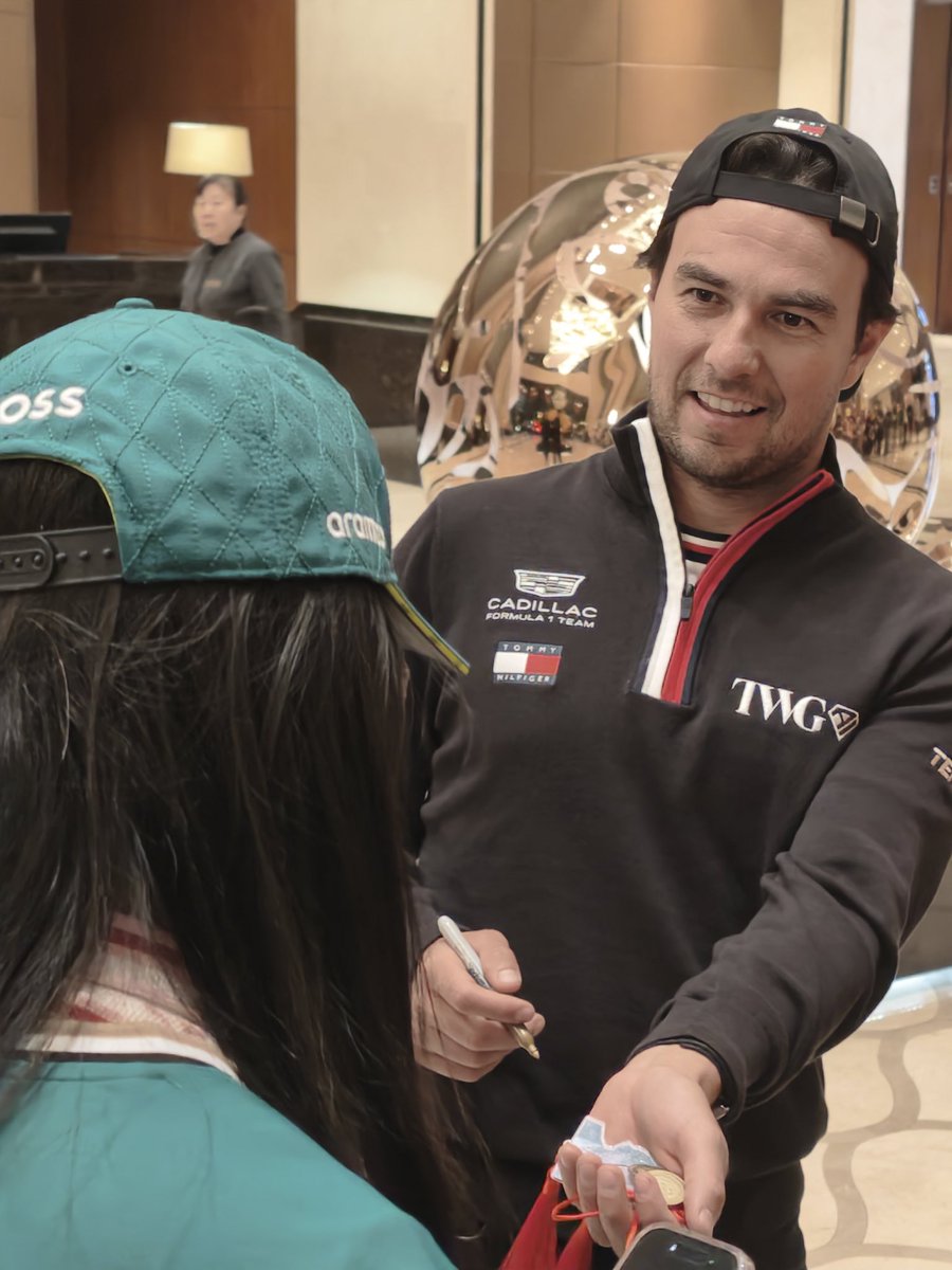 Jumpoint_'s tweet photo. btw i let checo sign my 500 pesos and i gave him 10 and 5 pesos coins, luckily, he was shocked https://t.co/qvYx9lkkId