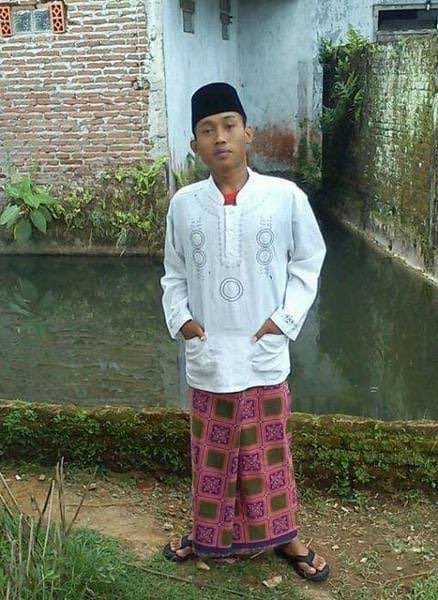 Outfit cewe                     Outfit cowo
Pas lebaran                     Pas lebaran