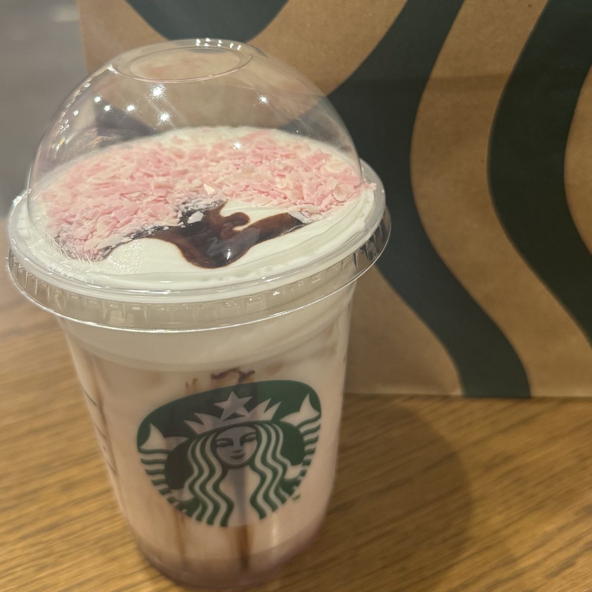 mi_cherry_us's tweet photo. だいぶ暖かくなってきて桜🌸とか抹茶🍵の新作多いから最高！

髪の毛もピンクチャージしたけど画質がびがび😅

早く桜咲いてくれ〜🫨 https://t.co/0qVo3HgZIH