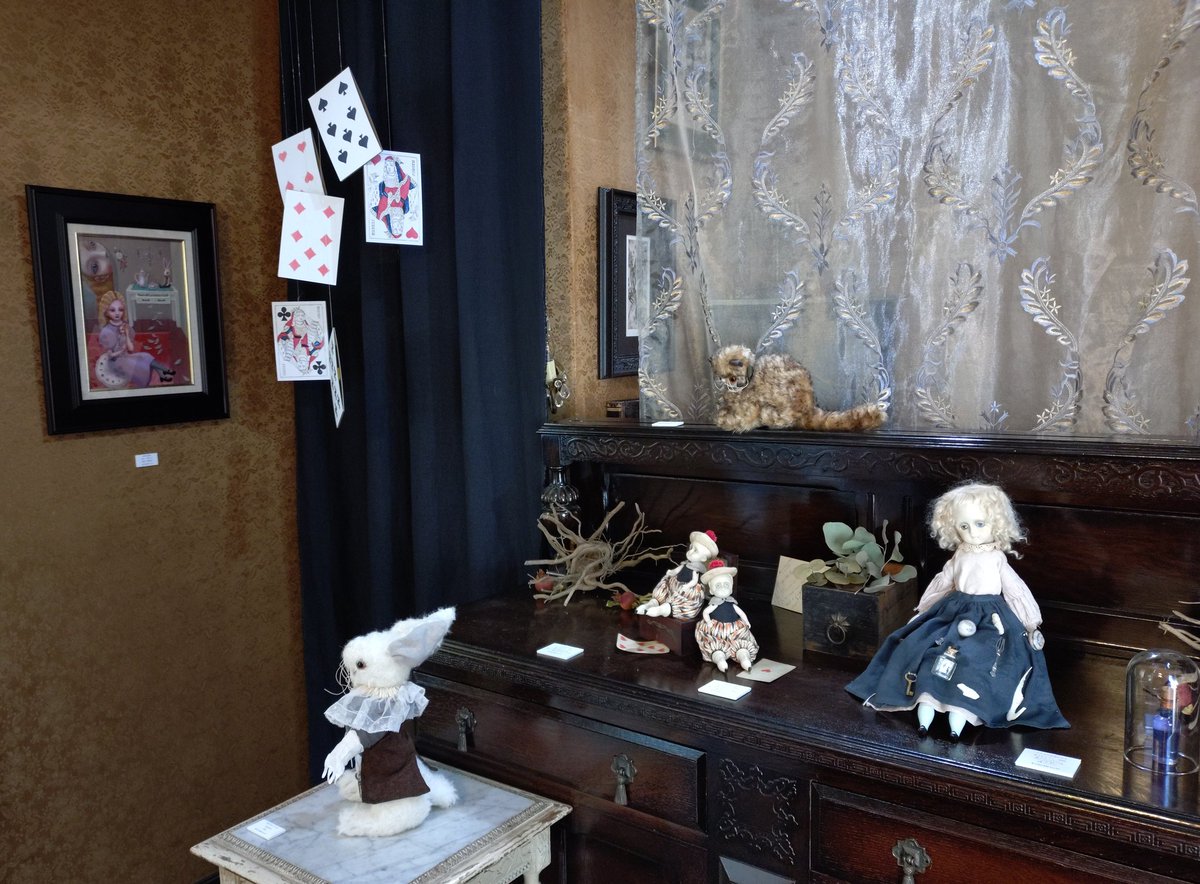 東青梅のsalon de SERAPHIMで今日から開催のグループ展「アリス−ヤン・シュヴァンクマイエルへのオマージュ−」を見に行く✨
アリスがテーマとあっては見逃すわけにはいかないよね🤔
東青梅は遠いけどグリーン車で本を読みながら行けば良いことに気づいた😄
3月14日〜3月21日まで（16日、19日休廊）。