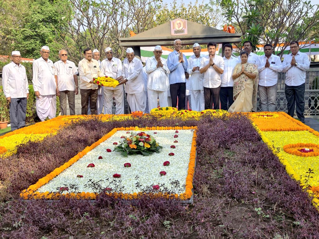 satyajeettambe's tweet photo. माझे आजोबा व थोर स्वातंत्र्यसैनिक, सहकारमहर्षी स्व. भाऊसाहेब संतुजी थोरात यांचा आज स्मृतिदिन. या निमित्ताने त्यांच्या स्मृतीस्थळी जाऊन विनम्र अभिवादन केले.

स्वातंत्र्यप्राप्तीनंतर तीर्थरूप दादांनी सहकार चळवळ, शिक्षण आणि शेती या क्षेत्रांतून संगमनेर परिसराच्या विकासासोबतच राष्ट्रउभारणीतही मोलाची भूमिका बजावली. त्यांनी उभ्या केलेल्या कार्याचा ठसा आजही समाजात ठळकपणे जाणवतो.

दादांनी दिलेली शिकवण, त्यांचे विचार आणि समाजसेवेची त्यांची निष्ठा माझ्या सामाजिक व राजकीय प्रवासात सतत मार्गदर्शक ठरते. त्यांच्या आठवणी मला लोकप्रतिनिधी म्हणून माझी जबाबदारी अधिक प्रामाणिकपणे पार पाडण्याची प्रेरणा देतात. त्यांच्या विचारांच्या वाटेवर चालत नागरिकांची सेवा करण्याचा माझा सदैव प्रयत्न राहील.