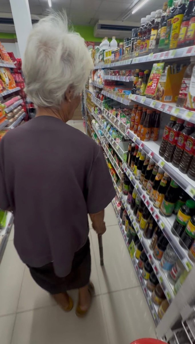 วันนี้ไปเดิน mini บิ้กซี มียายคนนึง ดุ้มๆ มองๆ เราซื้อของเสร็จ กำลังจะกลับ อะไรไม่รู้ดลใจ ให้ทักแกก่อนสตาร์ทรถกลับบ้าน 
เรา : ยาย มาซื้อของเหรอ 
ยาย : ไม่ได้ซื้อลูก ยายขอเงินซัก 10 บาท หน่อย 
เรา : ลูกยายไปไหน 
ยาย : ติดเตียงคนนึง อีก4 คน ไปที่อื่นหมดแล้ว 
เรา :