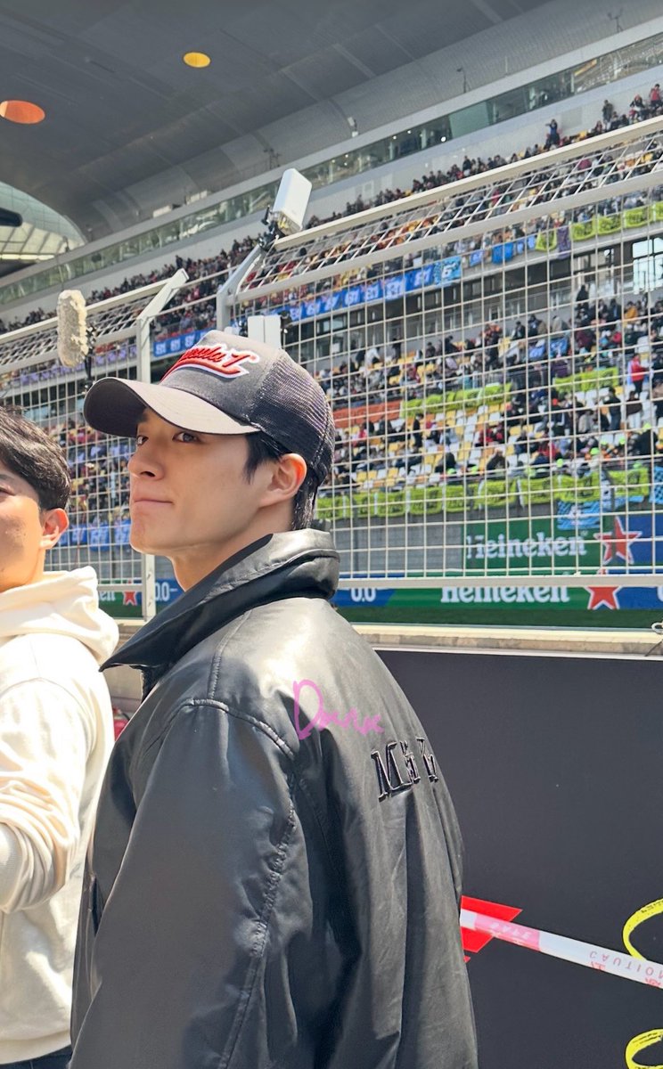 เข้าใจปะ คนเห็นยังถ่ายรูปมาถามว่าใช่ JENO มั้ยนี่แบบ55555555555 ออร่างี้จะไม่ถ่ายได้ไง ขนาดไปหน้าสดยังหล่อเลยอะ