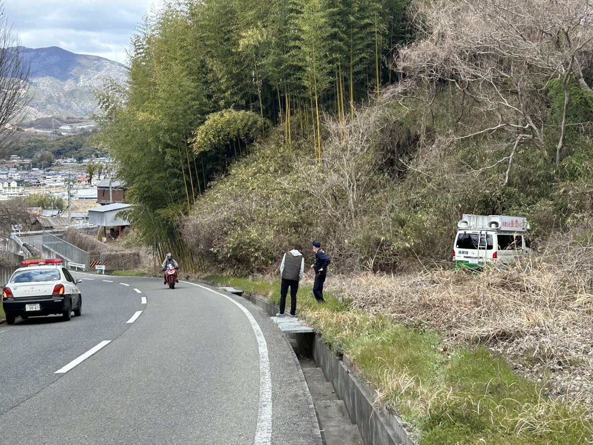 hashimonotami's tweet photo. くにぎ広場の下で

自民党の広報車？が
「ひらき市長をなんとか～」っていいながら

そのまま山に突っ込んでる。

いやほんまに、政治活動の前に、免許返納の方が先では…

やっぱり、平木さんチームは高齢者多いのかな

#橋本市長選挙 明日から #橋本市 https://t.co/S3xRhArTBc