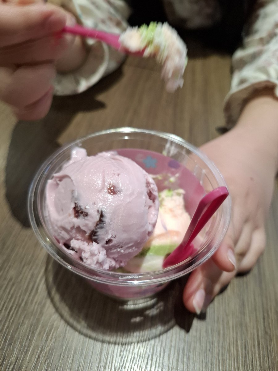 近場旅行帰りにサーティワン食べに来て、大好物のバーガンディチェリーの写真を撮ろうとしたら娘が待ち切れず一口をさらっていったの図