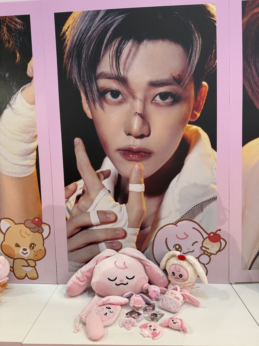 รูปเข้มมาก ตัดภาพมาของที่โชว์ 55555555