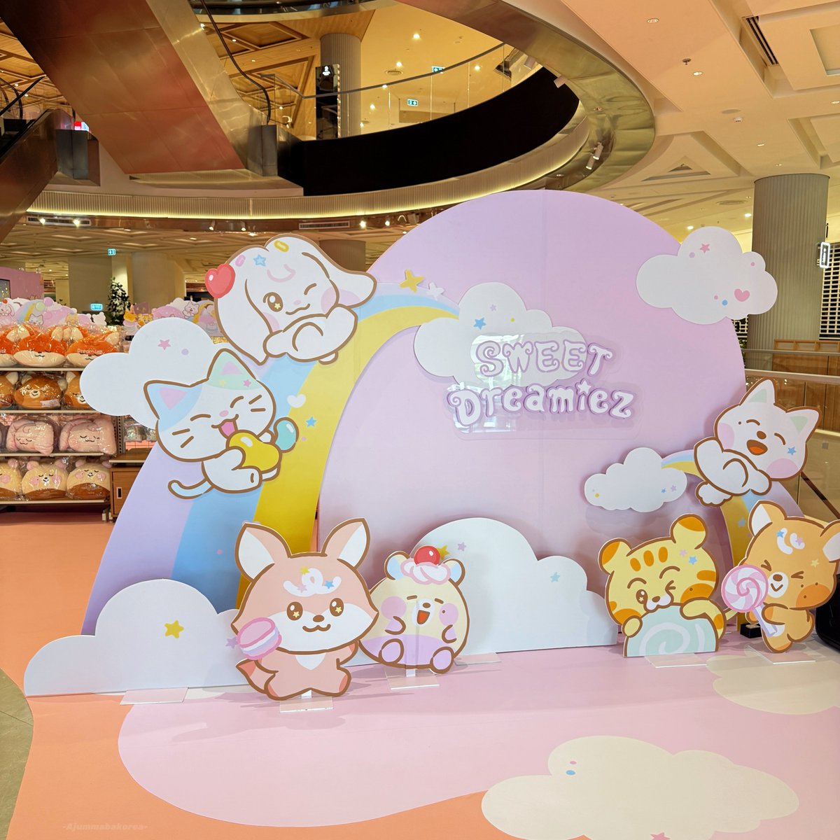 กลางห้างไปเลย ป๊อปอัพน้องดรีมมาไทยแล้ว น่ารักมากๆ วันนี้วันแรก มีถึง 22 มีนาคม 69 
𝗦𝗪𝗘𝗘𝗧 𝗗𝗿𝗲𝗮𝗺𝗶𝗲𝘇 𝗣𝗢𝗣-𝗨𝗣
ชั้น 1 Central Park

ใครไม่ได้จองออนไลน์ วอคอินได้ตั้งแต่วันที่ 17 มีนาคมเป็นต้นไปน้า หรือใครจะแวะมาถ่ายรูปก็มาได้เลยจ้า ตรงโซนถ่ายรูปไม่ต้องจองมาถ่ายได้เลย