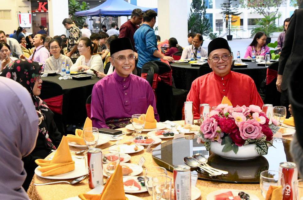 MohdShukriYajid's tweet image. Glad to join the Iftar hosted by @MSUIMS, @MSUmalaysia_SPH, Sch of Veterinary Medicine &amp;amp; Sch of Dentistry. Our final major mentoring moment for #MSUIhyaRamadan. Always uplifting to feel the positive vibes of togetherness among the medical sciences family. #RamadanVibes