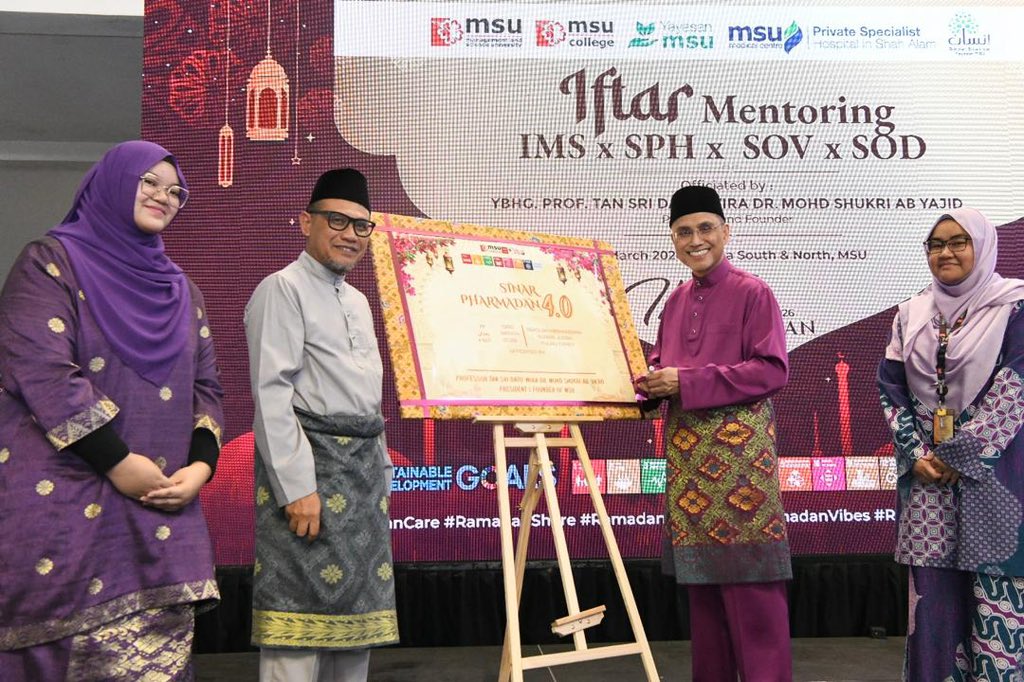 MohdShukriYajid's tweet image. Glad to join the Iftar hosted by @MSUIMS, @MSUmalaysia_SPH, Sch of Veterinary Medicine &amp;amp; Sch of Dentistry. Our final major mentoring moment for #MSUIhyaRamadan. Always uplifting to feel the positive vibes of togetherness among the medical sciences family. #RamadanVibes