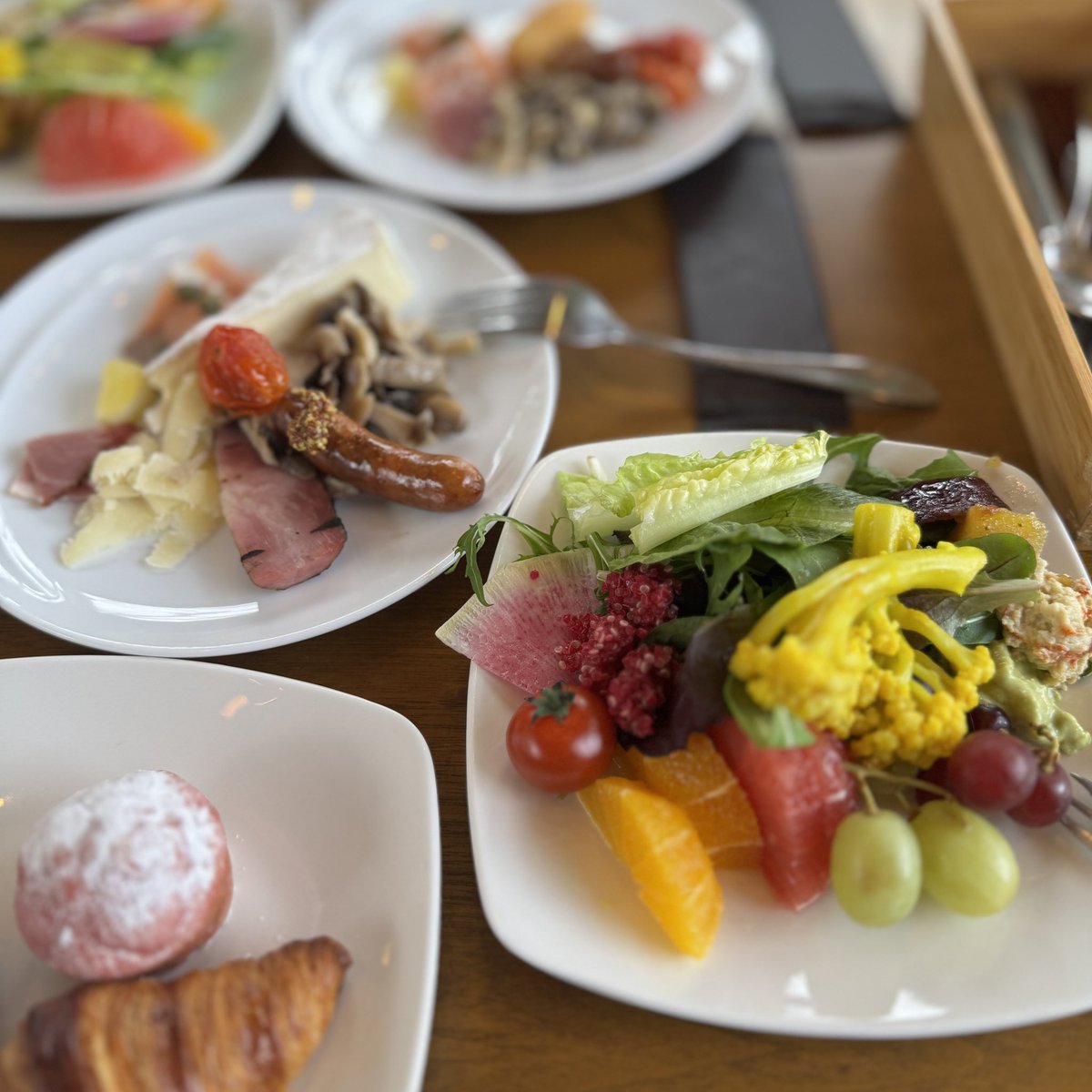 foodfirst_jp's tweet photo. 箱根リトリートforeへ。特に朝食の満足度が高かった😋

中でもカリフラワーのピカリリが美味🟡

ターメリック強めのピクルスで、とろみつきのレシピが主流だけど、こちらのはサラッとしていて色も鮮やか。

ブリーチーズ、きのこのソテー、サーモンベネディクトも揃っていて、嬉しい朝時間でした☕️ https://t.co/6pIR6DGcJW