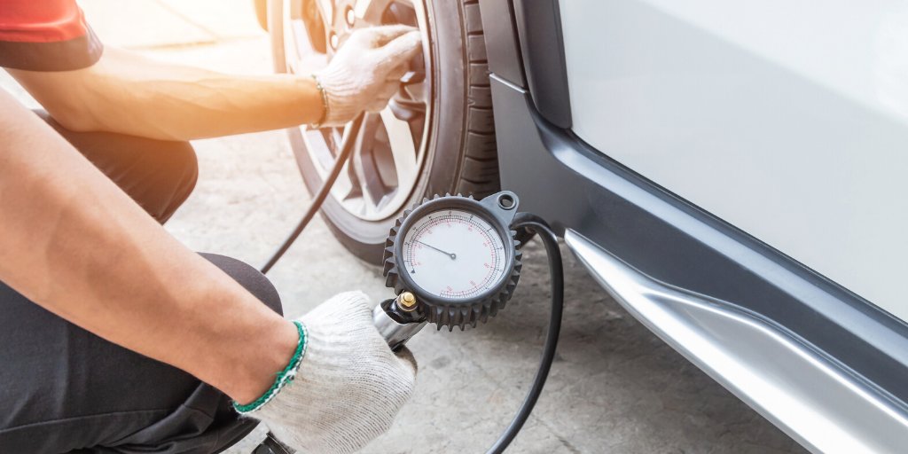 elite_wheel's tweet image. Tyre pressure matters more than you think! Underinflated tyres reduce grip, waste fuel, and increase wear, while overinflated ones can affect handling. Check your pressure regularly to stay safe, save money, and enjoy a smoother ride. #CheckTyres #TyrePressure