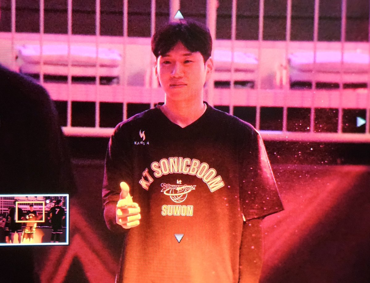 문워커 tweet media