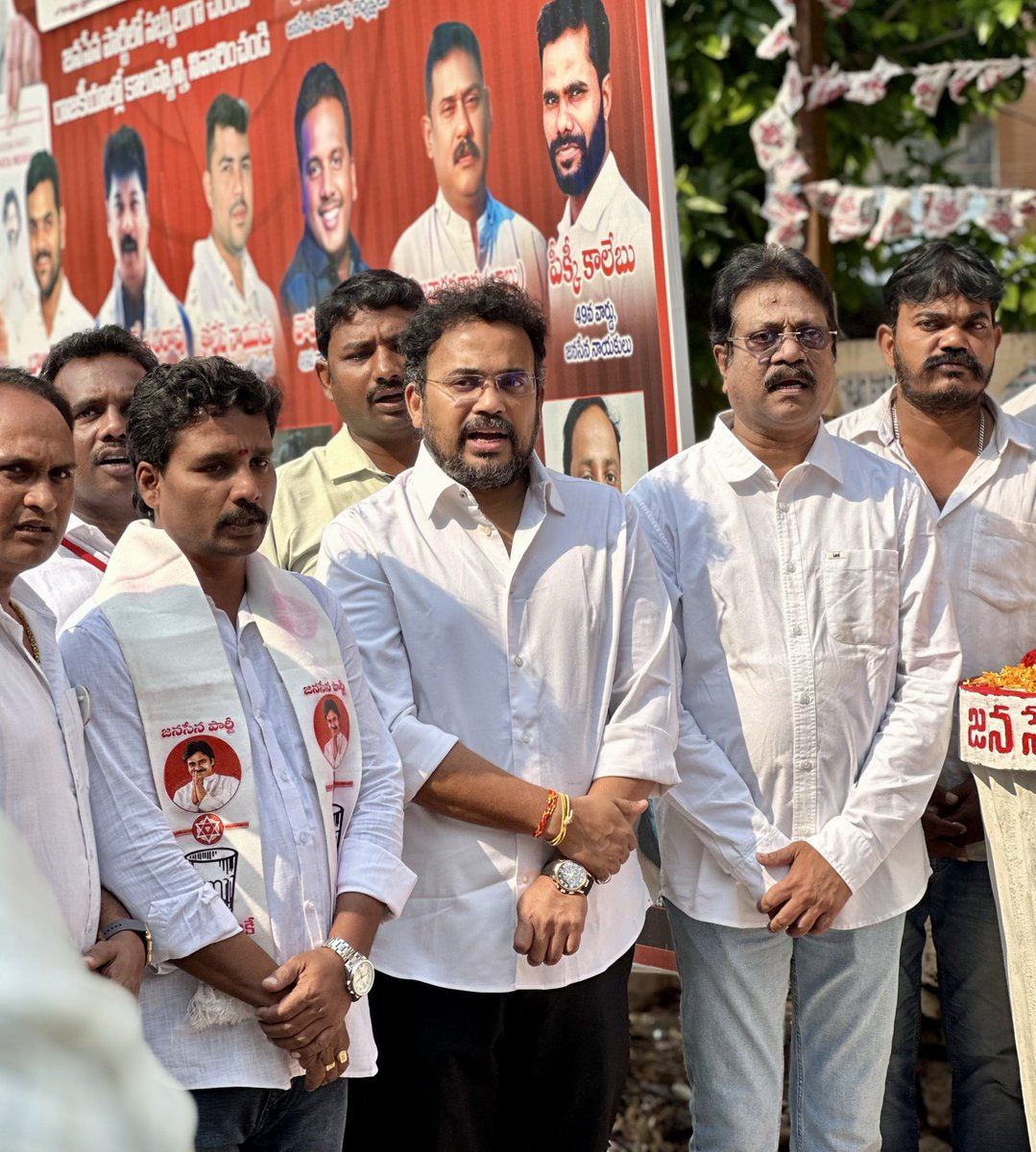 Boddepalliraghu's tweet photo. జనసేన పార్టీ అవిర్భావ దినోత్సవం సందర్భంగా విశాఖపట్నం ఉత్తర నియోజకవర్గం 49వ వార్డులో జరిగిన జెండా ఆవిష్కరణ కార్యక్రమంలో 
డా. బొడ్డేపల్లి రఘు గారు పాల్గొన్నారు. ఈ కార్యక్రమంలో ఉషా కిరణ్ గారు, సంకు వెంకటేశ్వరరావు గారు, వార్డ్ అధ్యక్షుడు శ్రీధర్ గారు పార్టీ నాయకులు, కార్యకర్తలు పాల్గొన్నారు.

#JanasenaFormationDay #JSPFormationDay 

#AdminPost