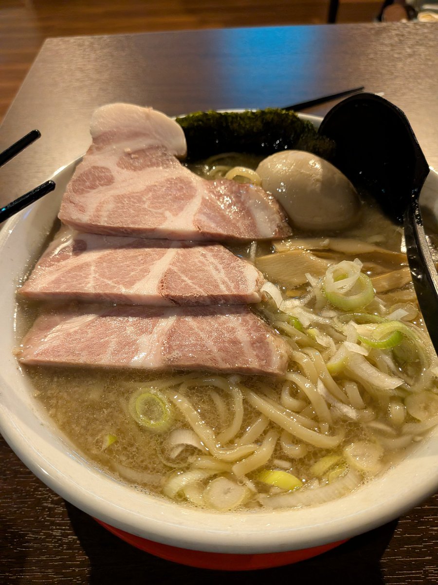 JasonBournes7's tweet photo. 今日の麺活はこちら(◍•ᴗ•◍)
夜勤明けにゴールデンカムイを観て、麺龍さんに突入しました☀

こってり支那そば煮干2倍 800円
チャーシューTP 260円
味玉130円
久々の麺龍さんやはり旨し！
レイアウト変更後初でしたが、混雑緩和してる感じですね(●´ϖ`●)
ご馳走様でしたm(_ _)m
#麺龍
#ラーメン https://t.co/vV2ZwsKEbW