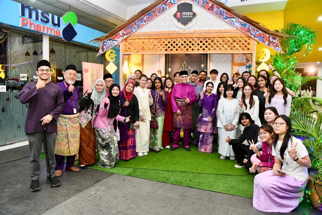 MohdShukriYajid's tweet image. With the students, alumni and staff of @MSUIMS @MSUmalaysia_SPH #SOV and #SOD for Iftar. As we approach Eid, wishing everyone a blessed celebration ahead. Let us continue uplifting #IhyaRamadan values of giving, gratefulness and unity. Take care everyone.