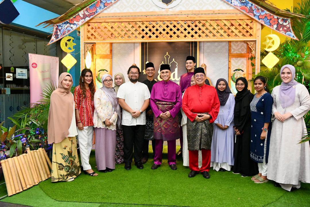 MohdShukriYajid's tweet image. With the students, alumni and staff of @MSUIMS @MSUmalaysia_SPH #SOV and #SOD for Iftar. As we approach Eid, wishing everyone a blessed celebration ahead. Let us continue uplifting #IhyaRamadan values of giving, gratefulness and unity. Take care everyone.