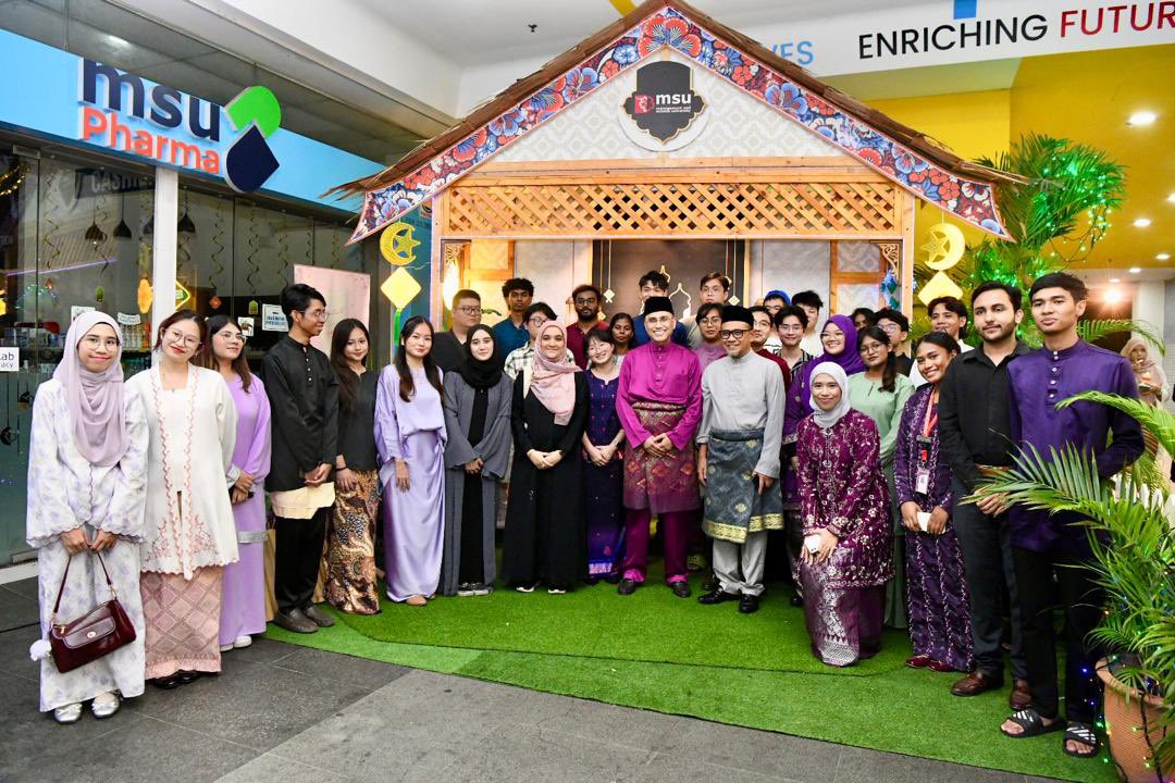 MohdShukriYajid's tweet image. With the students, alumni and staff of @MSUIMS @MSUmalaysia_SPH #SOV and #SOD for Iftar. As we approach Eid, wishing everyone a blessed celebration ahead. Let us continue uplifting #IhyaRamadan values of giving, gratefulness and unity. Take care everyone.