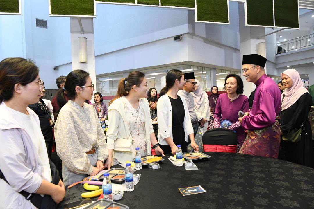 MohdShukriYajid's tweet image. With the students, alumni and staff of @MSUIMS @MSUmalaysia_SPH #SOV and #SOD for Iftar. As we approach Eid, wishing everyone a blessed celebration ahead. Let us continue uplifting #IhyaRamadan values of giving, gratefulness and unity. Take care everyone.