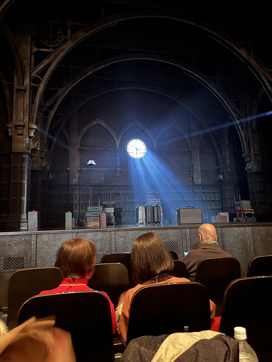 この距離初めてドキドキ💓
なんてゆうかそれ専用の席は外れたのに近いところを勝手に取ってて笑、だからなんか私もジャージ着ていいのだろうかとかよくわからないとこに変な気を遣い笑、今さっきおかしなタイミングでいそいそと羽織り始める笑 自意識過剰やめたい笑
#玲奈活