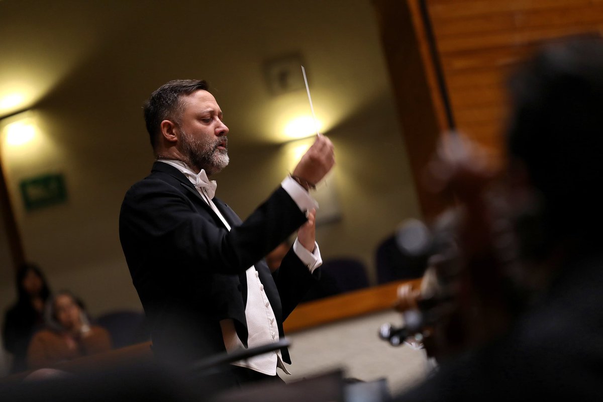 OSEMoficial's tweet photo. Felicitamos a nuestro compañero John Urness, trompetista, por el estreno mundial del Concierto para trompeta, de Kai Stensgaard, bajo la dirección de @maciasrodrigo_
Agradecemos a nuestro público por acompañarnos esta noche en el #Programa6 de #La154
#ElPoderDeServir https://t.co/debikh7XCr