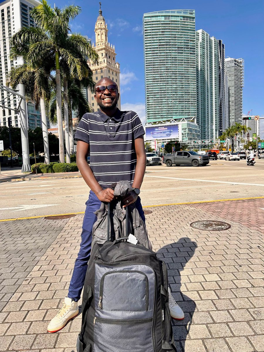 OurePLK's tweet photo. Wherever you go, whatever you do, don't lose yourself, your human side, your light, your aura, your Ubuntu. Connect with real humans, AI will not feel you, the algorithms will feed off you. Periodically disconnect from social media or perish. #Ubuntu https://t.co/06Xsv21C1W
