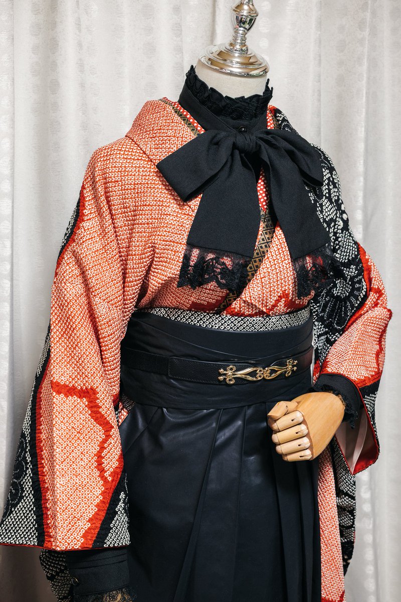 Toxic_Photon's tweet photo. 総絞り振袖×レザーの袴👘#着物　#着物コーディネート https://t.co/USB2xPteCp