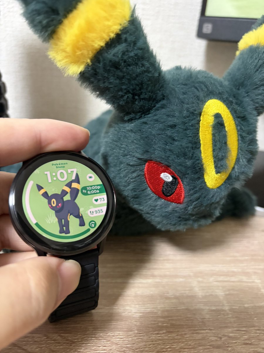 topper180's tweet photo. ついにGarminもポケスリ対応になった嬉しい🥰
そのタイミングでポケスリのウォッチフェイスも配信されてる。全48匹のポケモンから好きな子を選べちゃう😆ブラッキーもいたよアニッキー🌙
 #ポケぬい  #ポケスリ https://t.co/6yIbCtCXiw