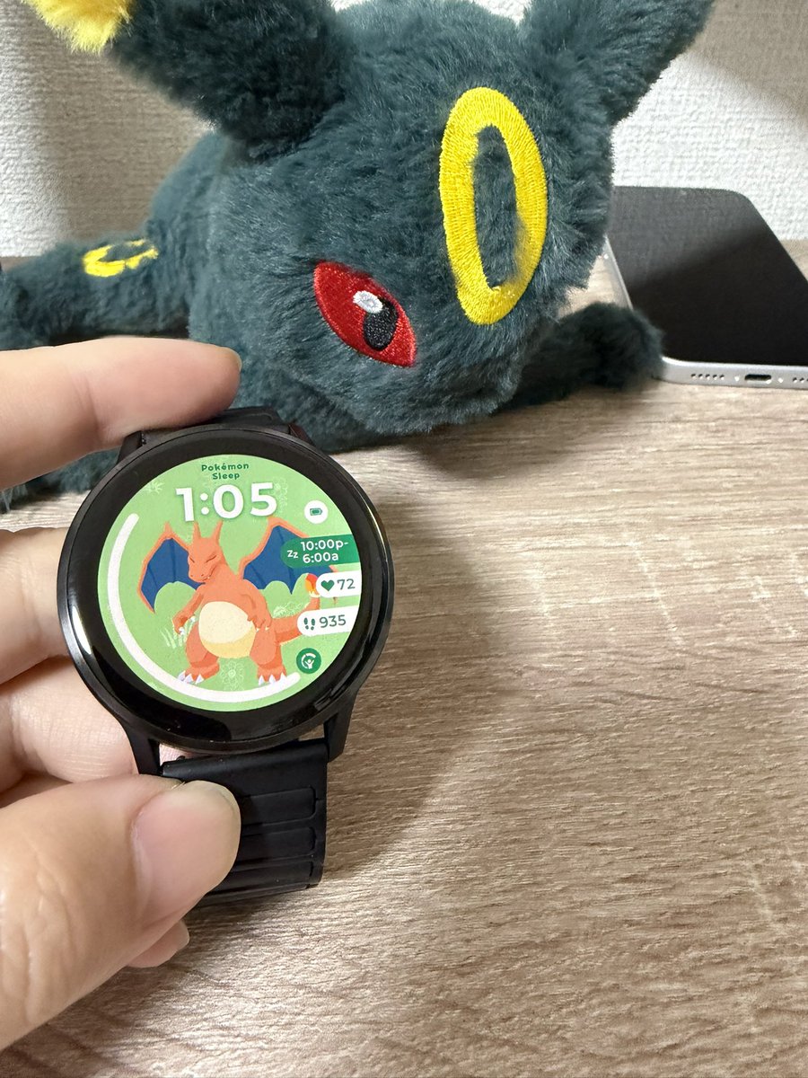 topper180's tweet photo. ついにGarminもポケスリ対応になった嬉しい🥰
そのタイミングでポケスリのウォッチフェイスも配信されてる。全48匹のポケモンから好きな子を選べちゃう😆ブラッキーもいたよアニッキー🌙
 #ポケぬい  #ポケスリ https://t.co/6yIbCtCXiw