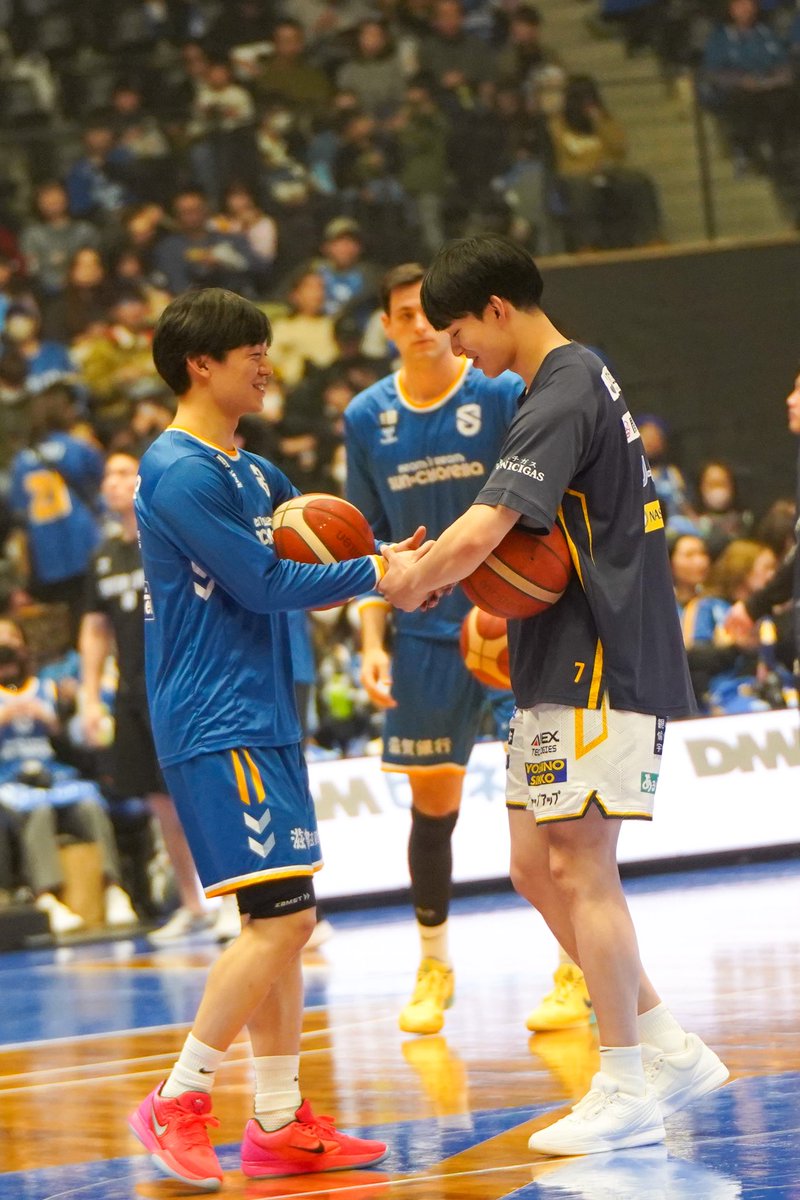 mo_tttey's tweet photo. 夢の続き🤝✨
次のステージでの再会は感動的でした✨
#小川敦也 選手
#岩下准平 選手
#宇都宮ブレックス
#滋賀レイクス
#つくばすけっと https://t.co/kbGg1WONn3