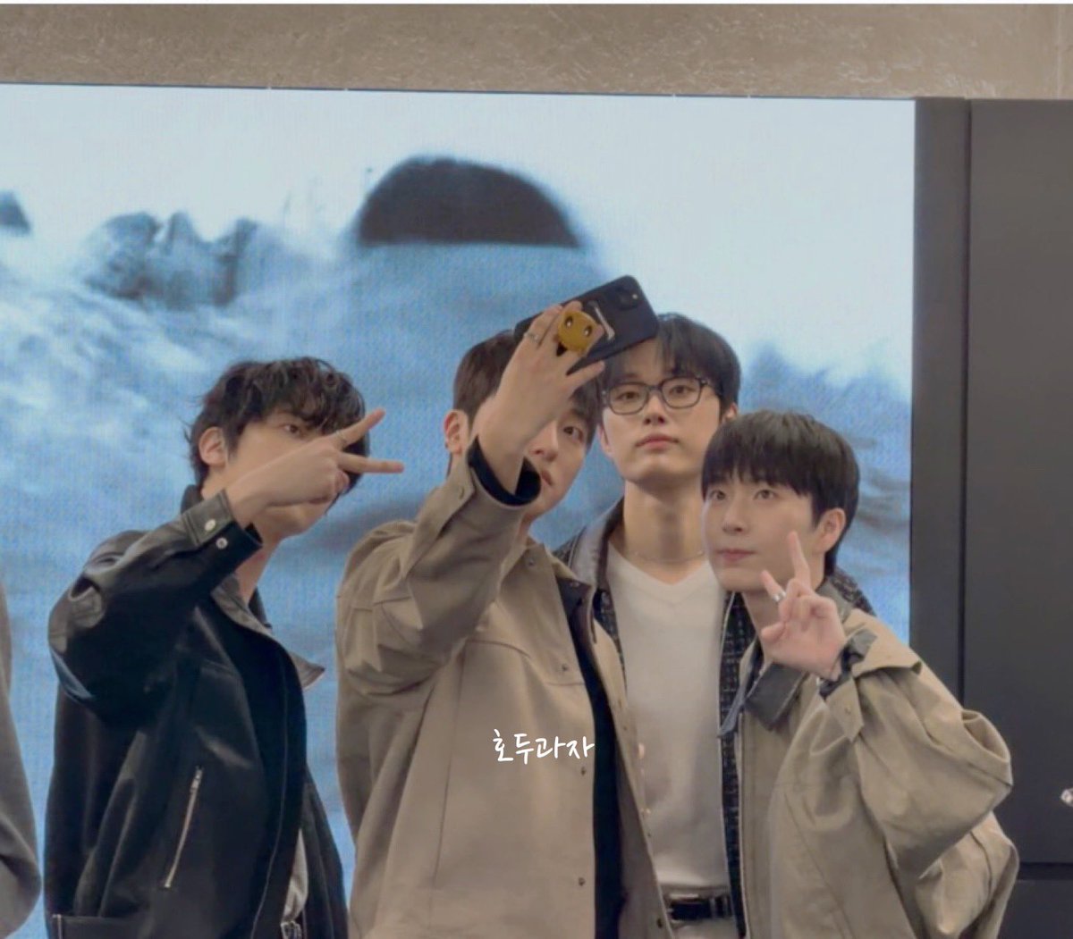 오랜만이야~~
#오메가엑스 #재한 #예찬 #세빈 #케빈 #OMEGA_X #JAEHAN #YECHAN #SEBIN #KEVIN