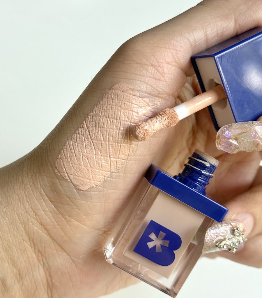 น้องอันนี้ดูจิ๋วๆแต่ปกปิดเริ่ดนะ ไม่ค่อยมีคนรีวิวแต่ว่าลองใช้แล้วชอบมาก เป็น Skincealer ของ bwb ปกปิดดีเลย ใช้แค่นิดเดียวก็กริบเลย ใต้ตาเหมือนนอนมา 10 ชม รอยสิวก็กริบ ไปลองงง